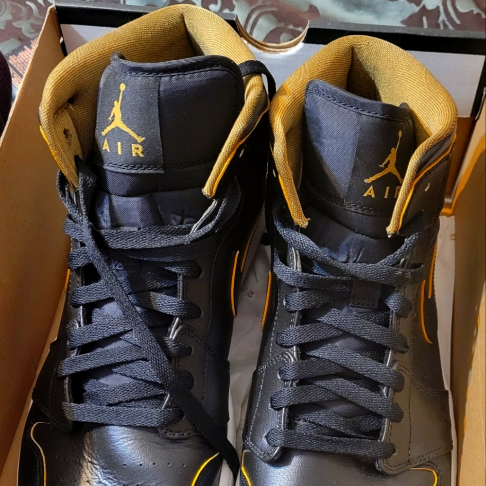 Air Jordan 1 Mid 'Black Gold